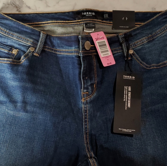 TORRID Luxe Stretch Skinny Jeans in Blue Dream & Extra Short Length - Picture 4 of 4